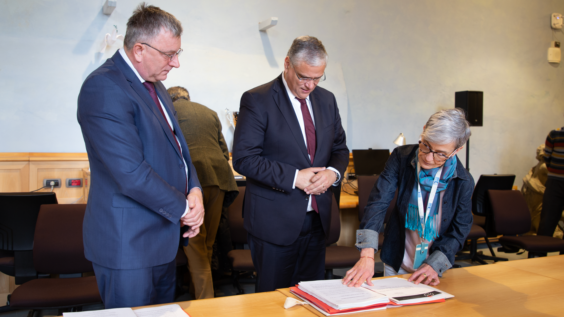 HAEU archivist Valérie Mathevon demonstrates archival material to Committee of Regions President Vasco Alves Cordeiro and CoR Secretary General Petr Biizkovsky