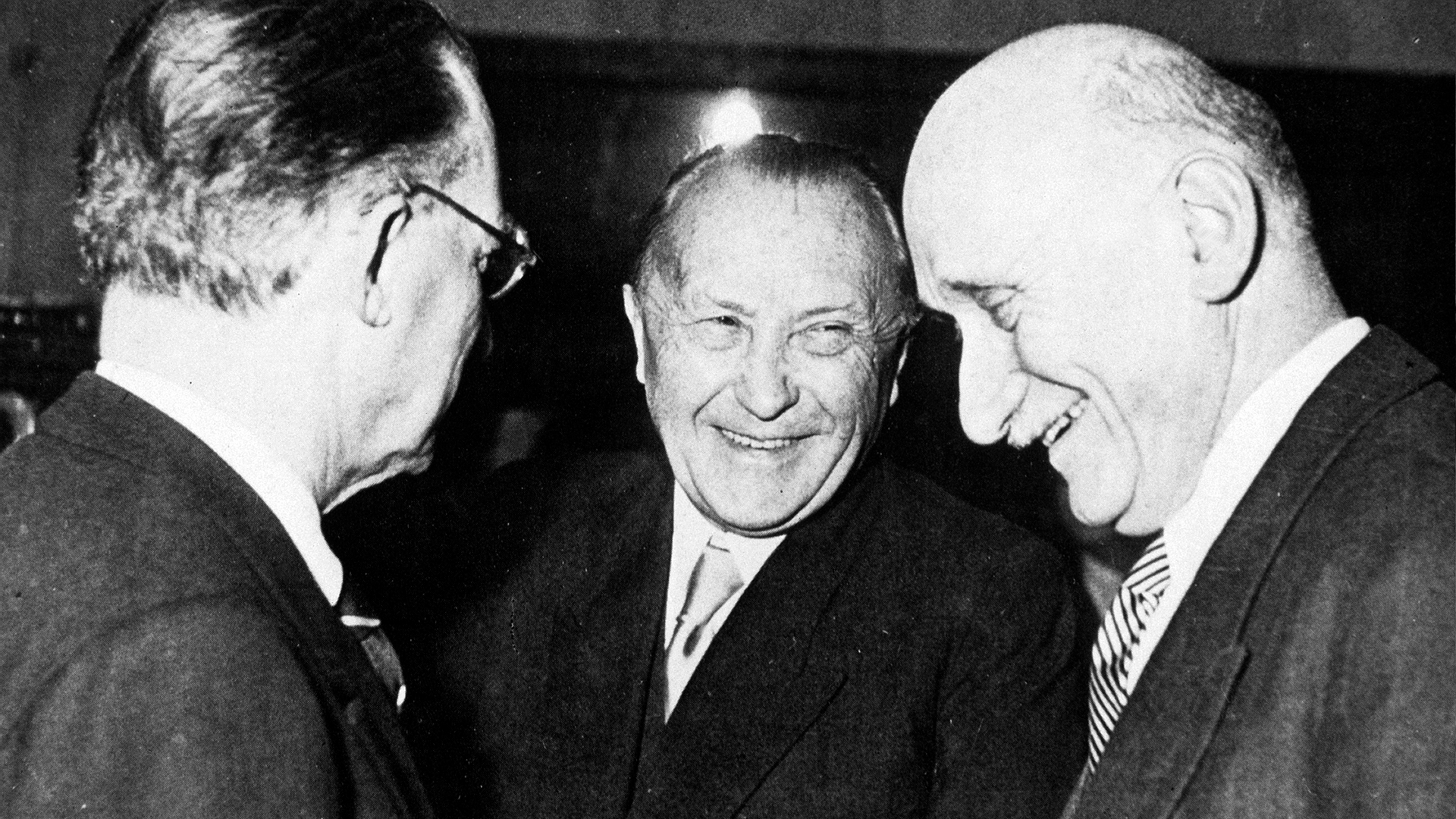  Christian Democrats Konrad Adenauer (centre) and Robert Schuman (right), with Alcide De Gasperi (left), 1950. (Communautés européennes)