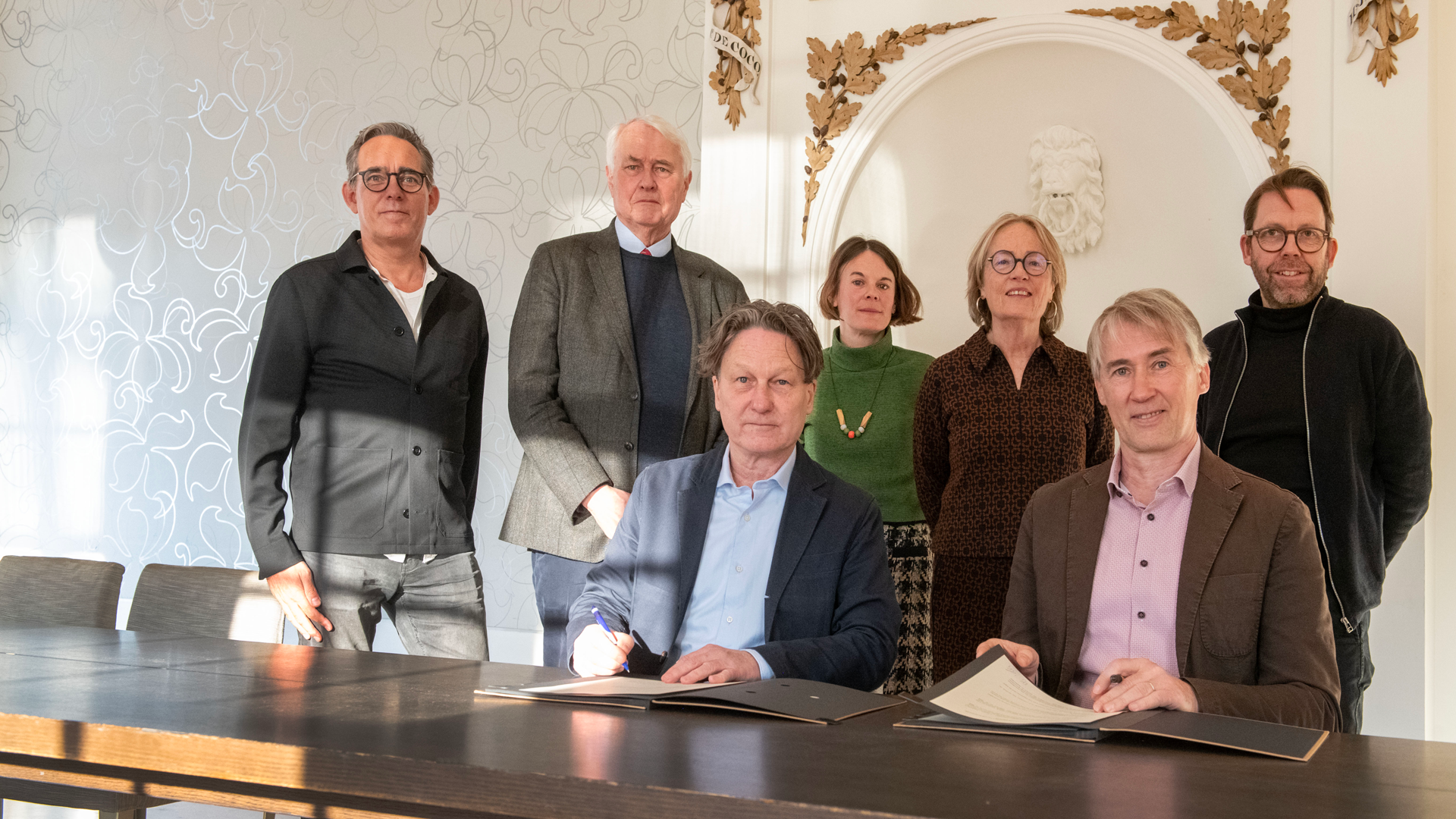 Representatives from the European Cultural Foundation sign a deposit agreement with HAEU Director Dieter Schlenker.