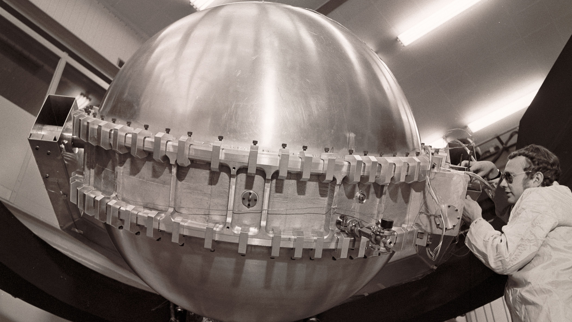 COS-B gondola crown triggering telescope in 1973 | by H. Burer | © ESA ECSR.