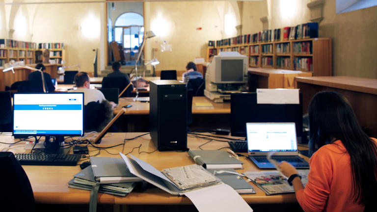 HAEU Reading room - People working on their laptops