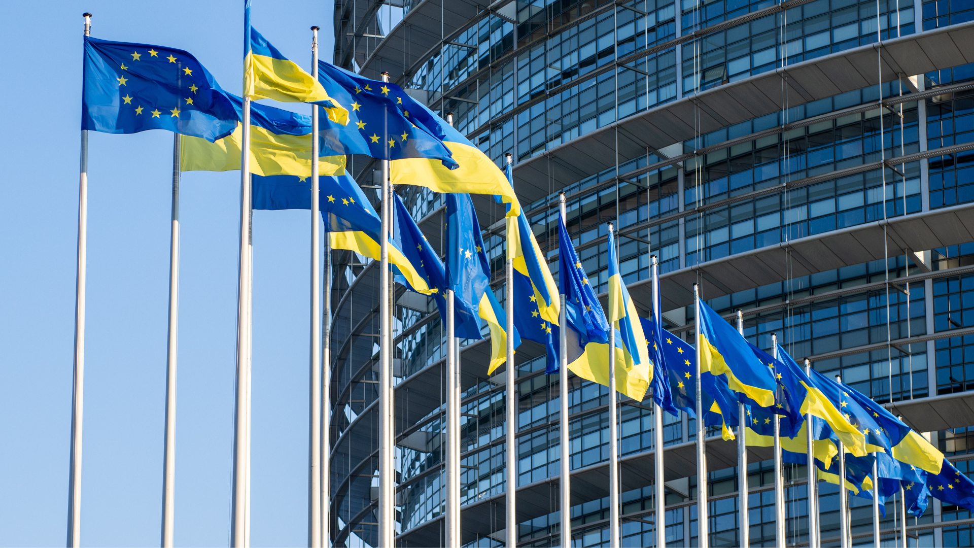 Image of a EU building and EU and Ukrainian flags