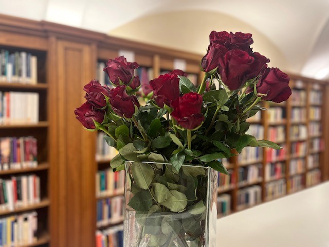 Books and roses at the EUI Library!