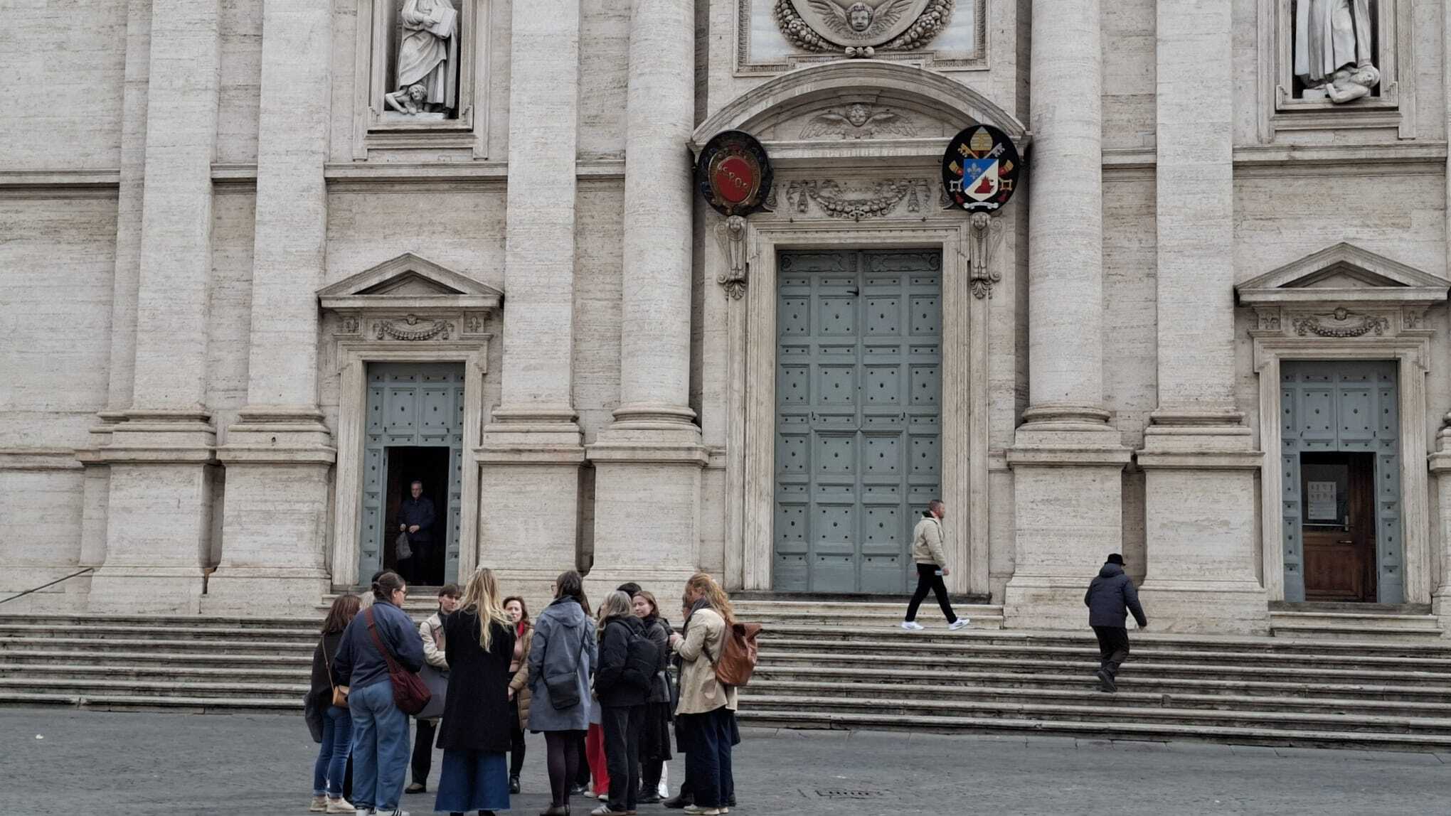 In front of Chiesa del Gesù
