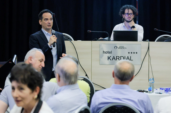 Prof. Damir Kapidžić addresses the group