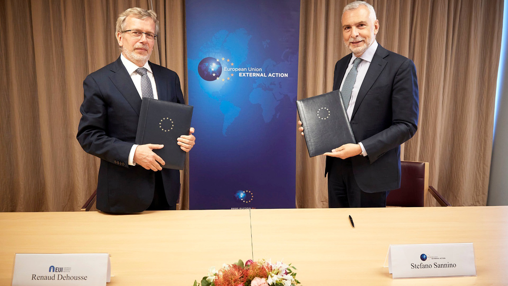 EEAS_signing