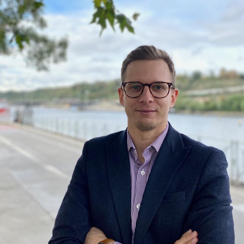 Portrait picture of Julian Toth