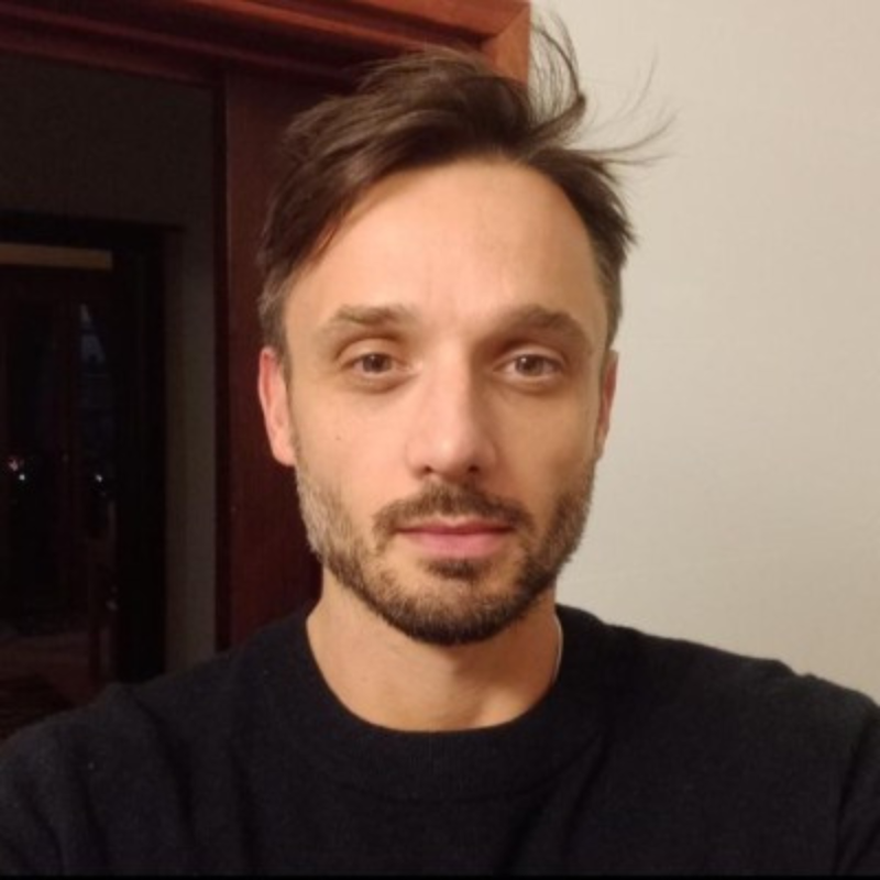 Portrait picture of Tom Kirk