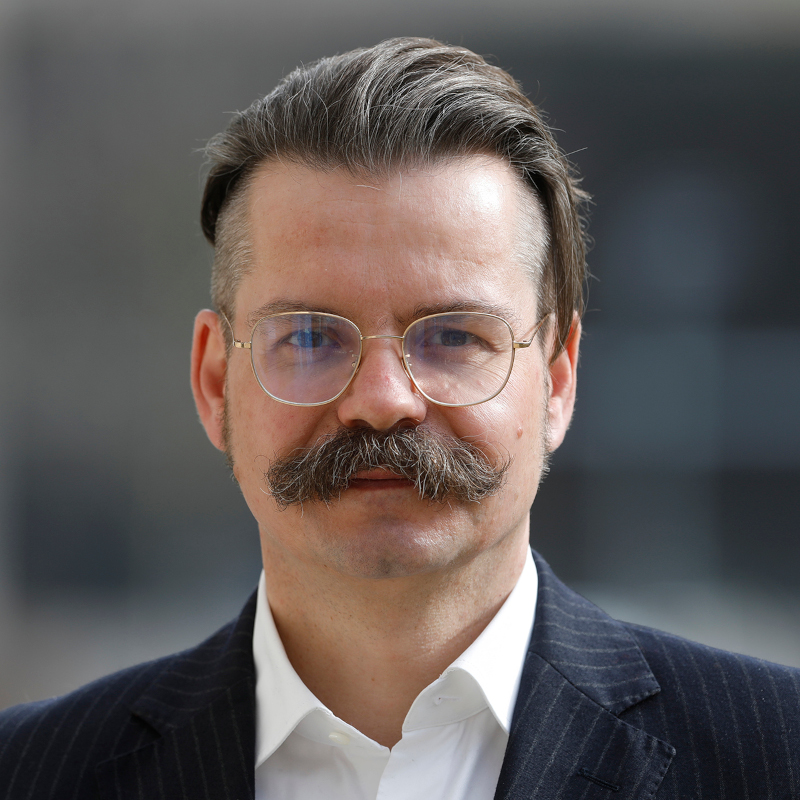 Portrait picture of Tobias Tröger