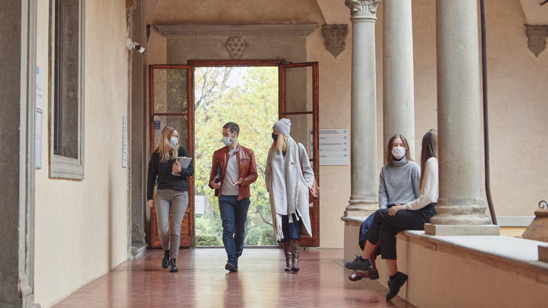 badia-fiesolana-cloister-5-students-walking-with-masks-daytime