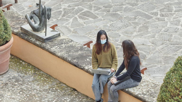 students-with-masks-talking-in-badia-fiesolana-gardens