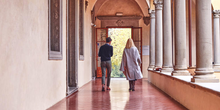students-walkinf-in-badia