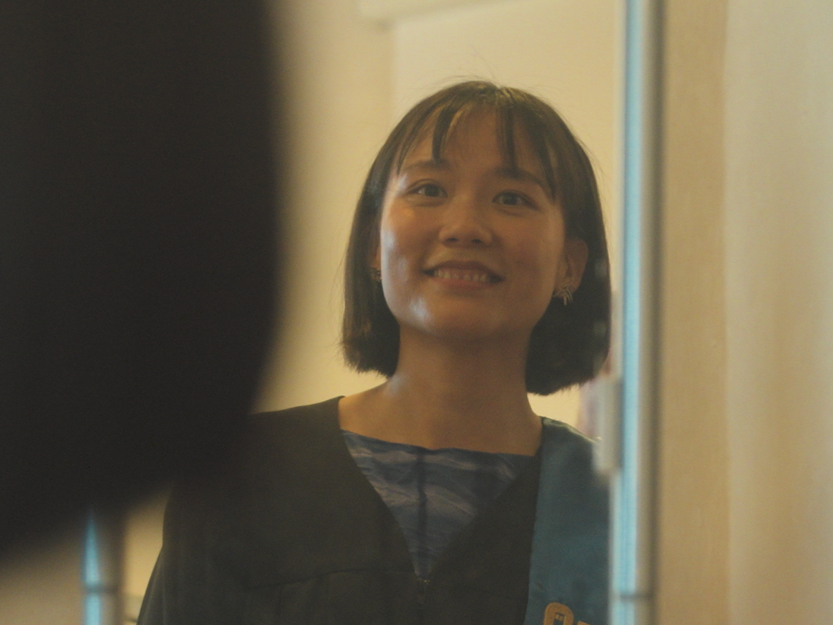 Chengzi Yi looking at the mirror.