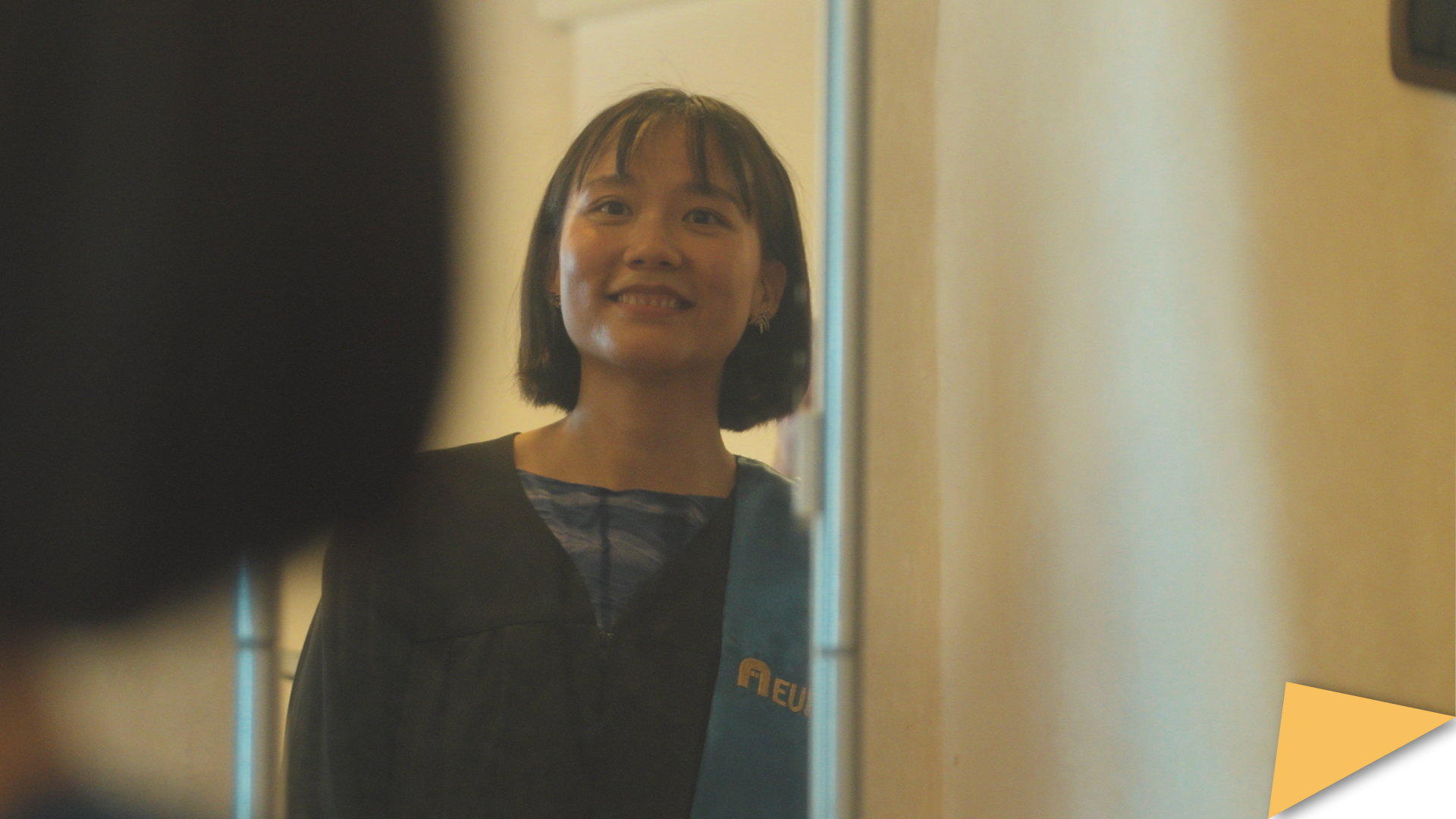 Chengzi Yi looking at the mirror.