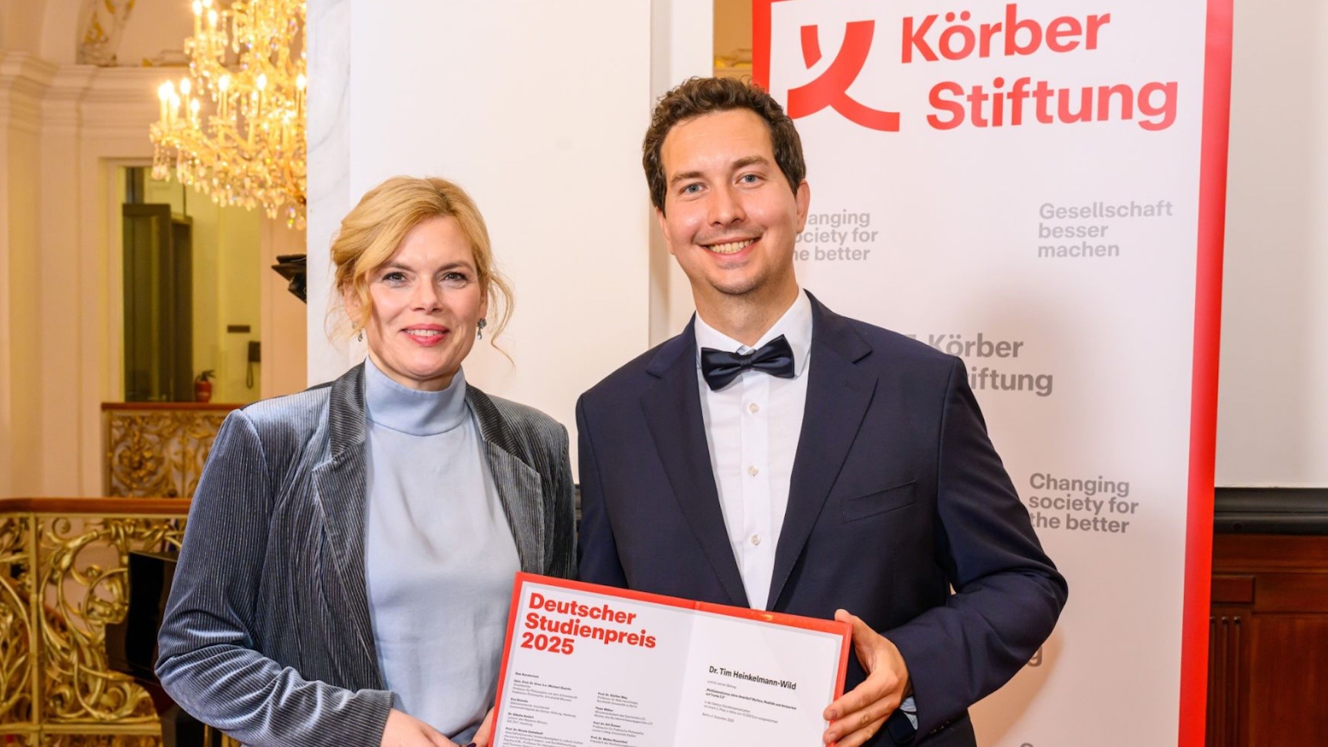 Julia Klöckner, President of the German Bundestag, and Tim Heinkelmann-Wild, Awardee of the German Thesis Award.