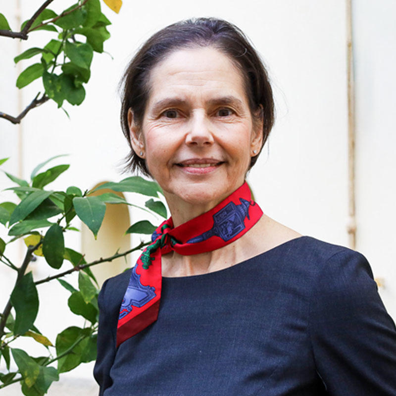 Portrait picture of Johanna Mair