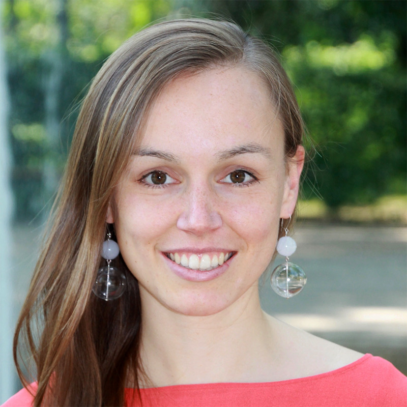 Portrait picture of Sophie Hölscher