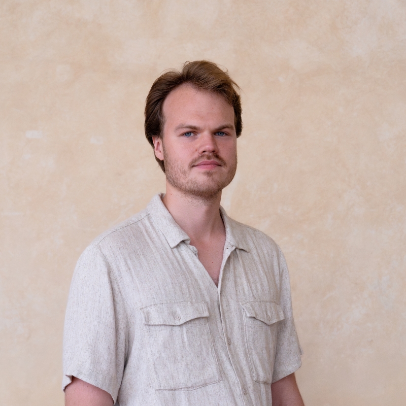 Portrait picture of Robert Varik