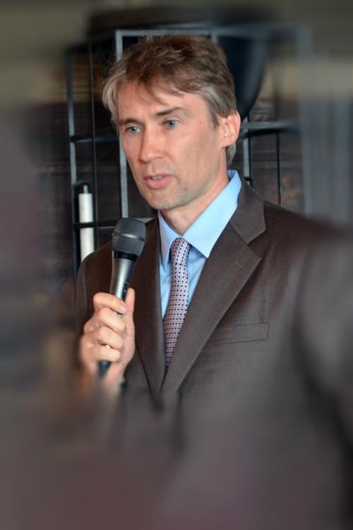 Portrait picture of Dieter Schlenker