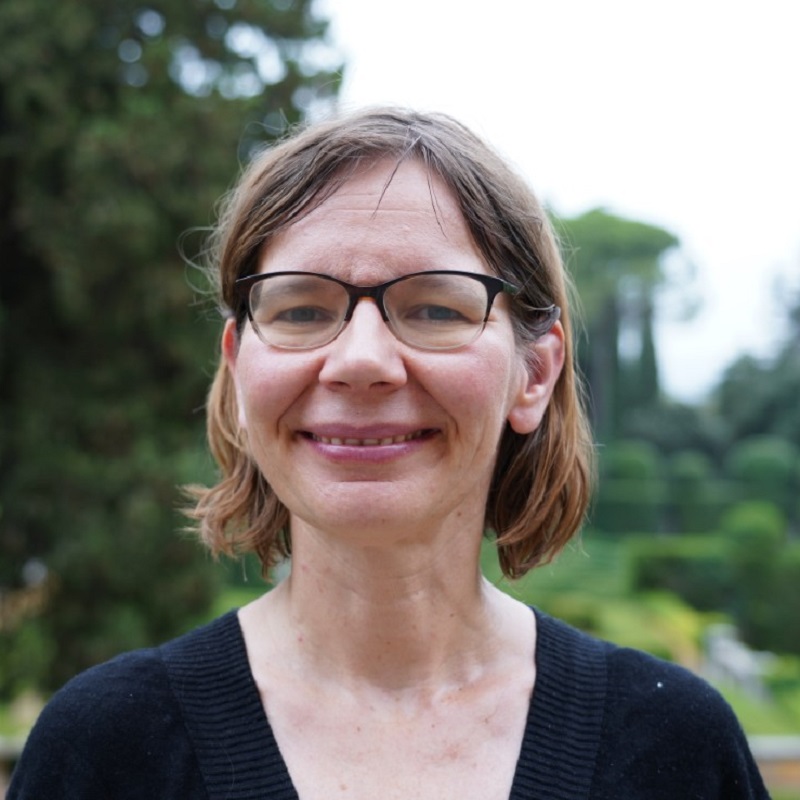 Portrait picture of Julia Gray