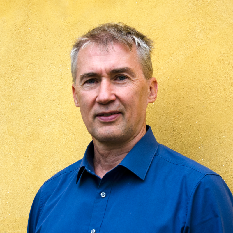 Portrait picture of Dieter Schlenker
