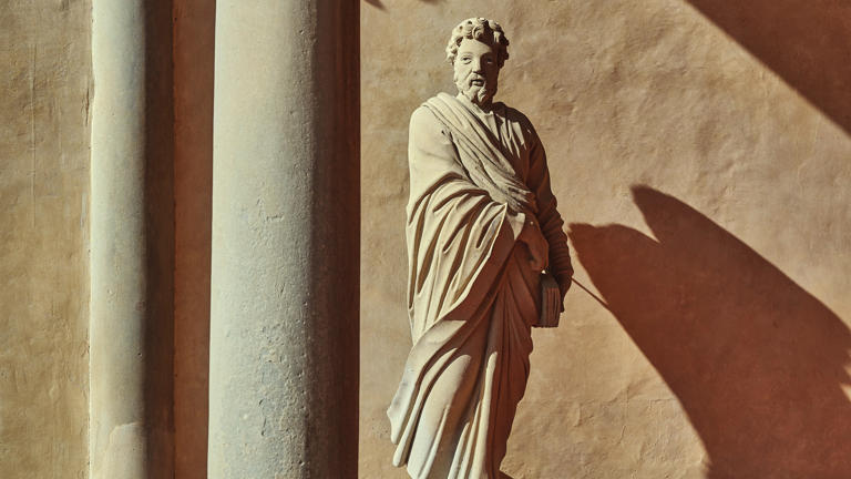 Badia Entrance staute figure