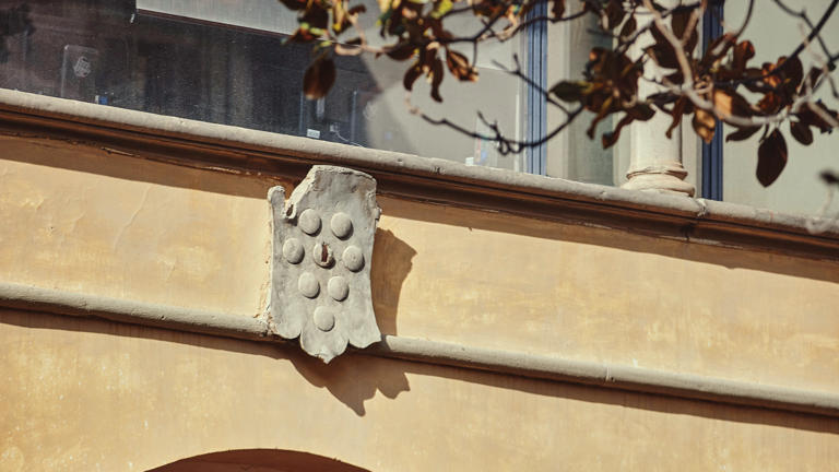 Badia cloister deMedici decoration