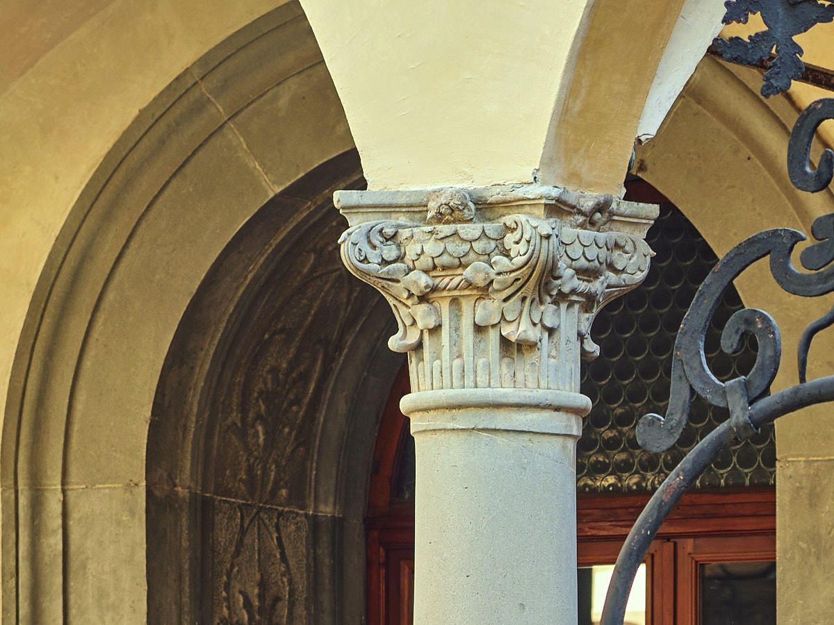 Photo of Badia cloister detail focus