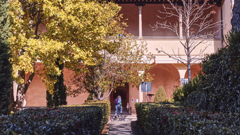 Badia-lower-loggia-entry-view