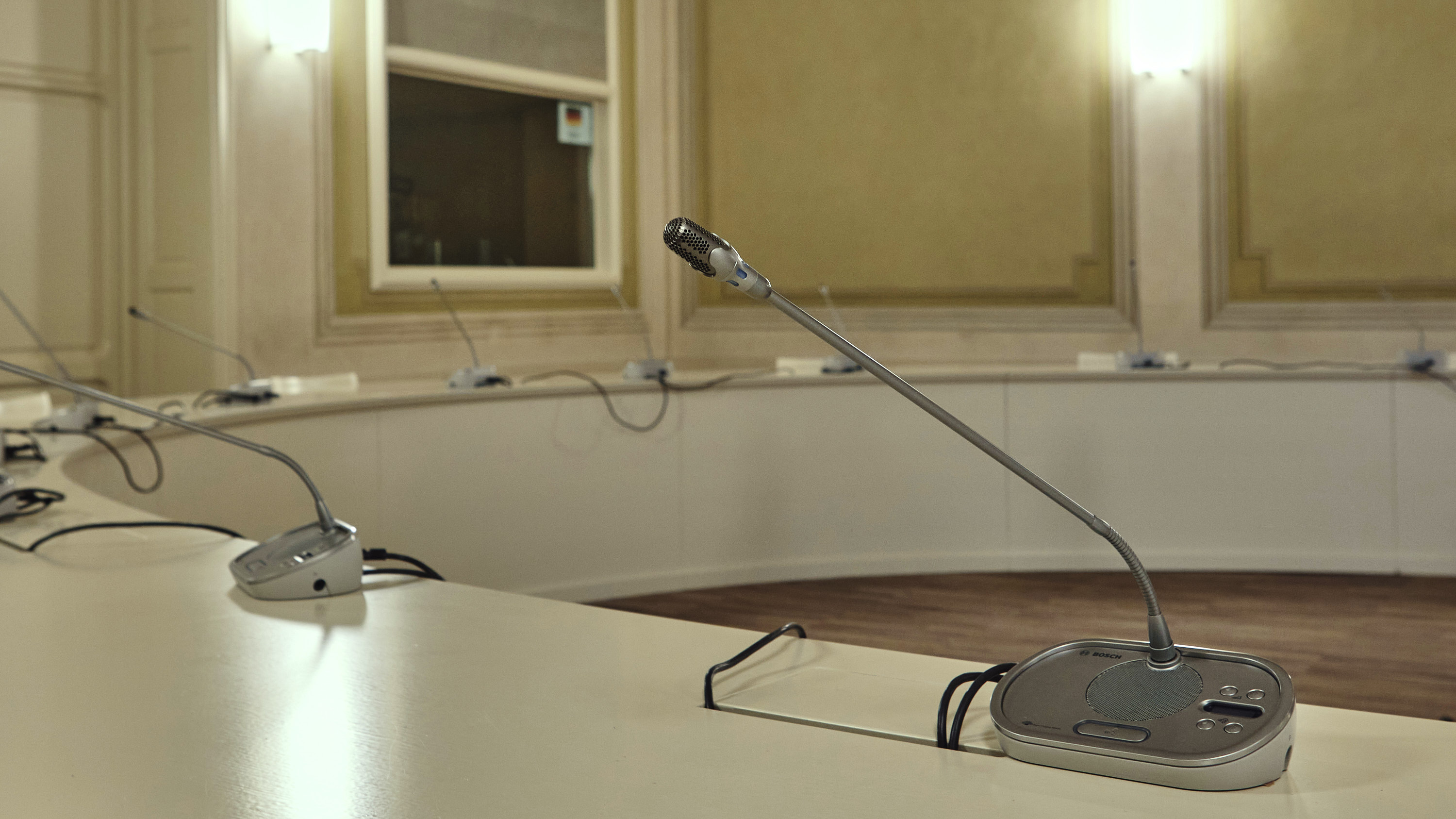 Badia sala del teatro microphone closeup