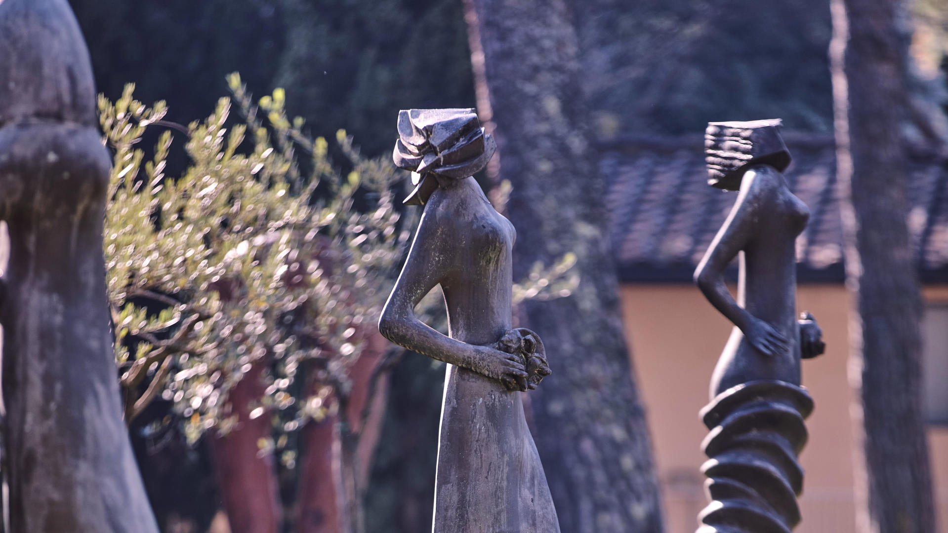 Closeup statues in Badia Library garden
