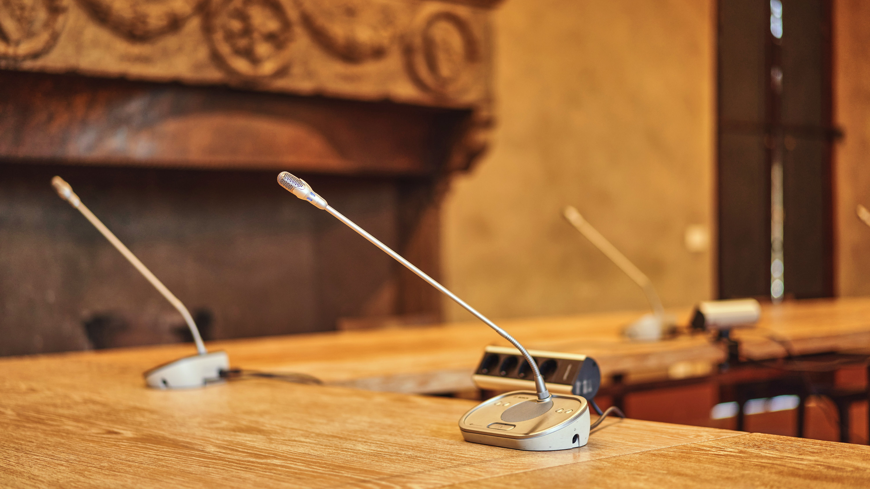 icrophones in seminar room