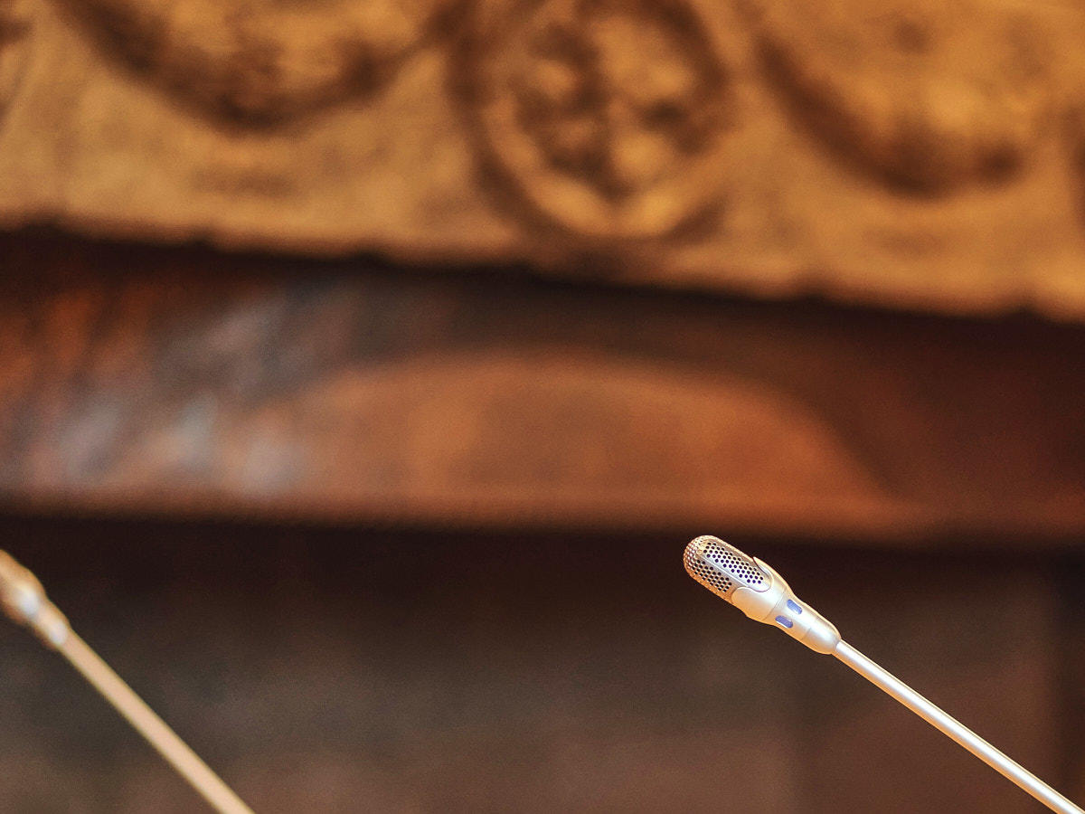 icrophones in seminar room