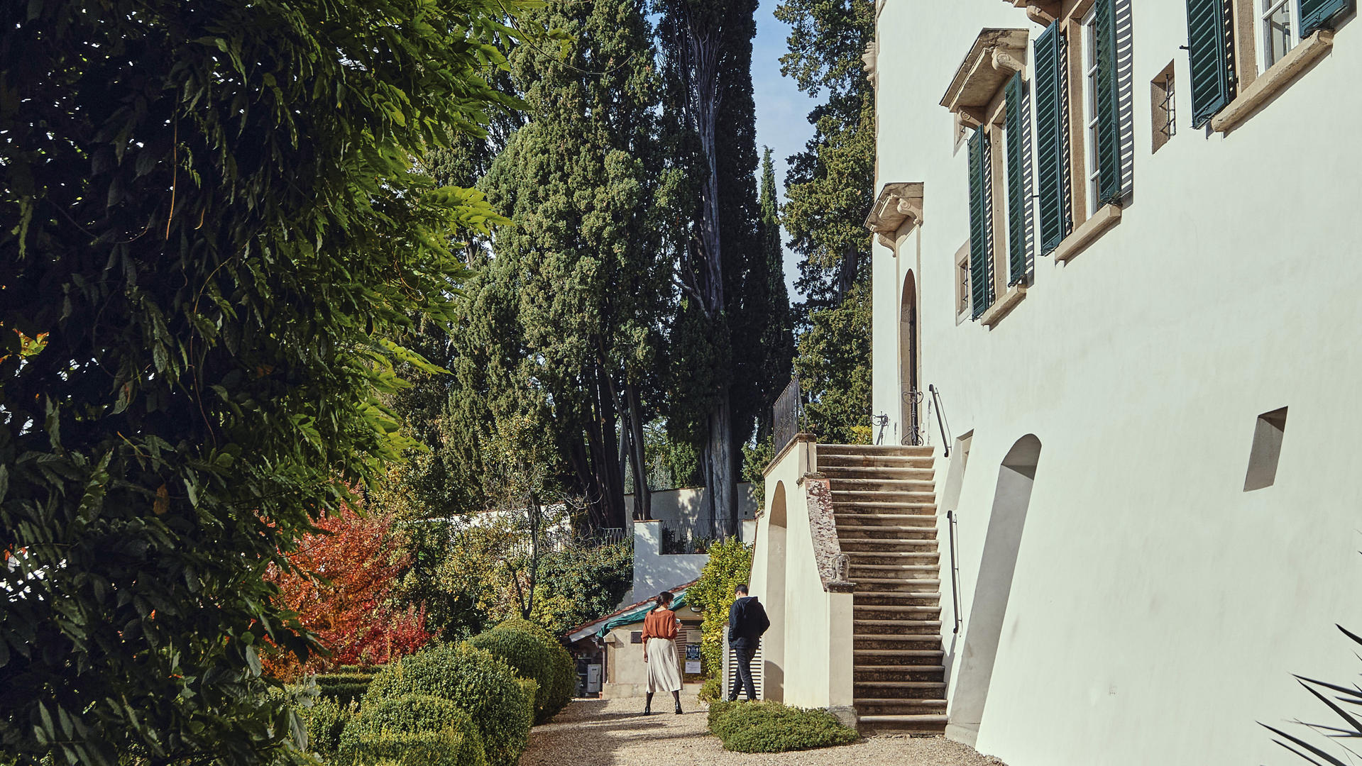 Villa la fonte students in back gardens