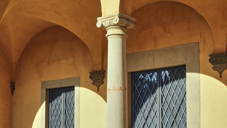 Picture of Villa schifanoia back building arc closeup