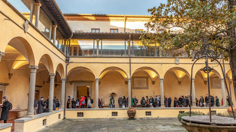 lower-cloister-badia-people-winter