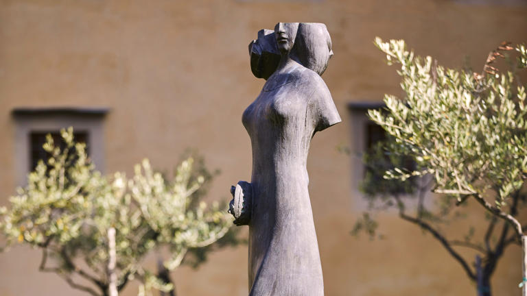 single no head women statue in Badia Library garden