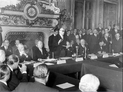 Zeeland, Schuman, DeGasperi, Bechettikker signent à Paris leTraité instituant la CED