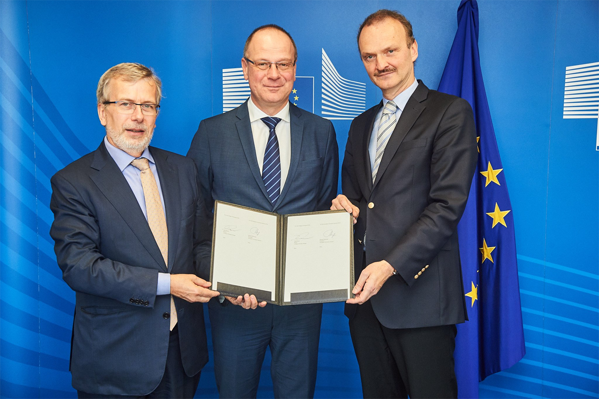 EUI-President-Dehousse-Commissioner-Navracsics-CoE-President-Monar-at-the-signing-ceremony-(Photo-European-Commission)