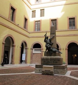 Siena,_palazzo_dell'università,_cortile_01